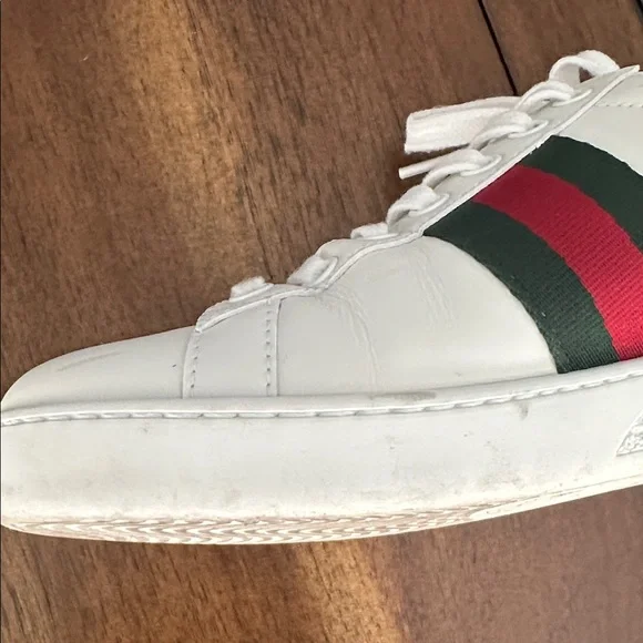 GUCCI Ace Bee Embroidered White
Leather Sneakers - Picture 14 of 16